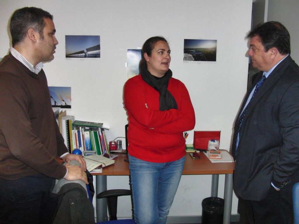 El delegado de Economía, con empresas alojadas en el CADE de Huelva.