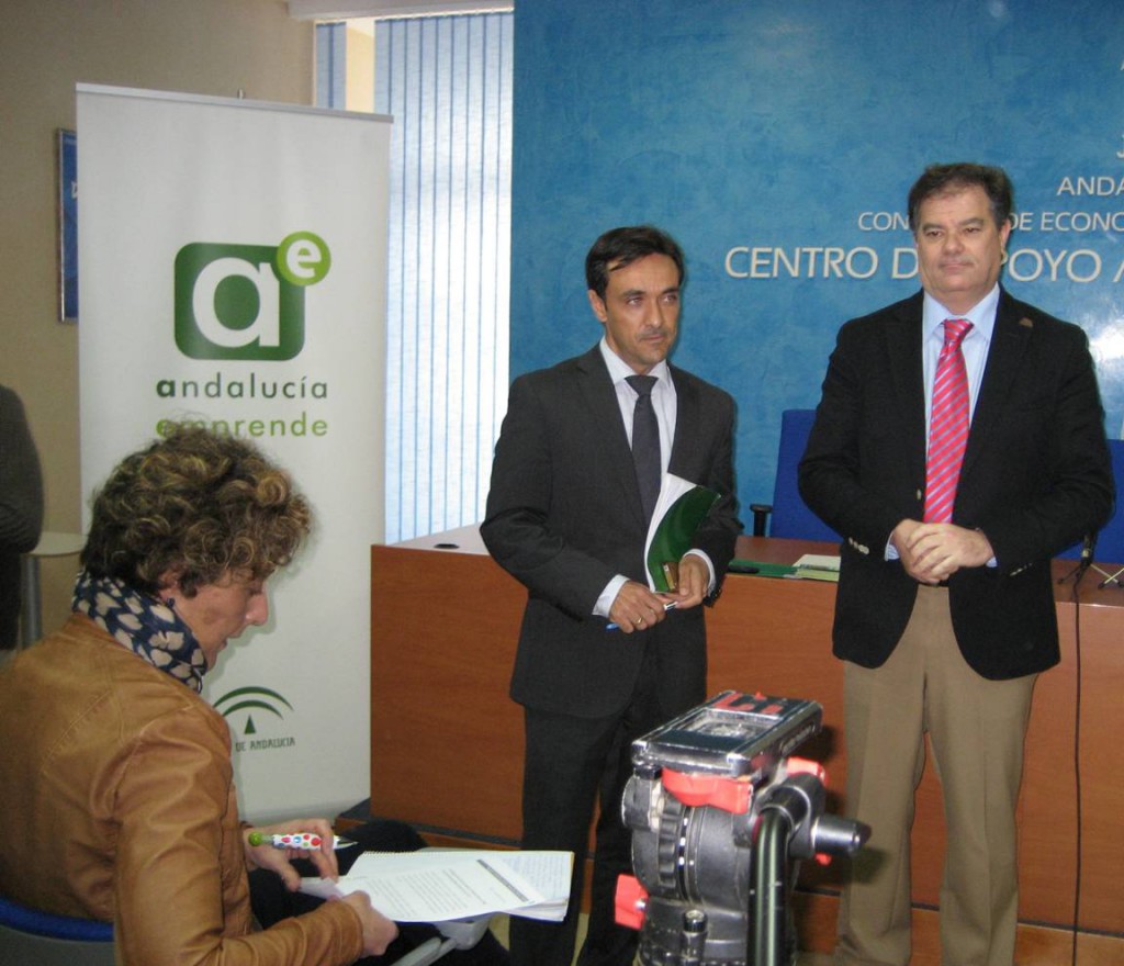 De izquierda a derecha, el delegado territorial de Economía de la Junta en Cádiz, José Manuel Miranda, y el director provincial de Andalucía Emprende.