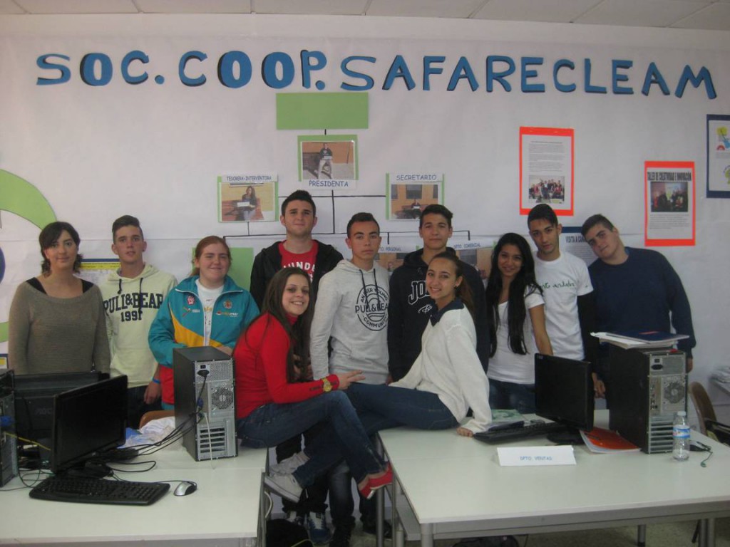 Alumnos y alumnas y docente que han creado la cooperativa 'Safarecleam' en el marco del programa MiniEmpresas Educativas.