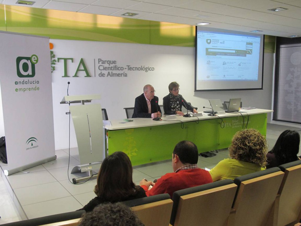 Jornada de presentación en el CADE de Almería con la delegada territorial de Economía, Adriana valverde