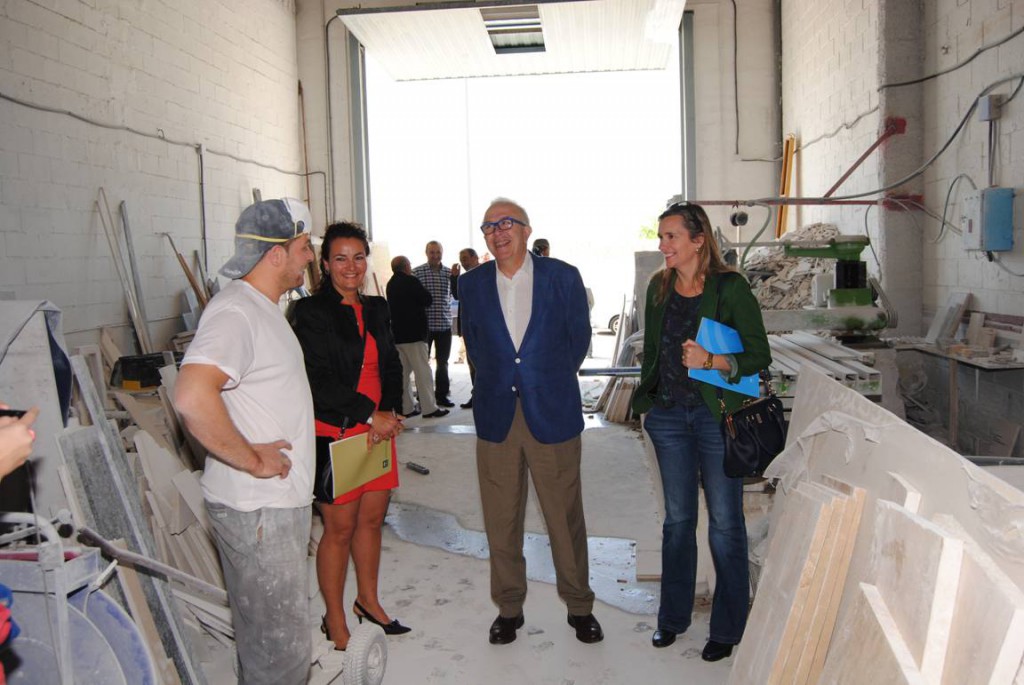 El consejero de Economía, José Sánchez Maldonado y la directora gerente de Andalucía Emprende, Vanessa Bernad visita una de las empresas instaladas en el CADE de Loja