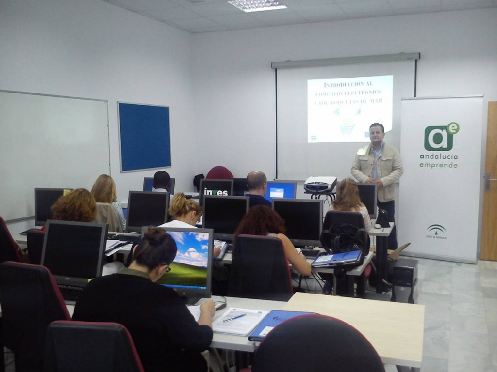 Asistentes curso sobre inicio al comercio online organizado por Andalucía Emprende e impartido en la Oficina de Empleo de Roquetas de Mar