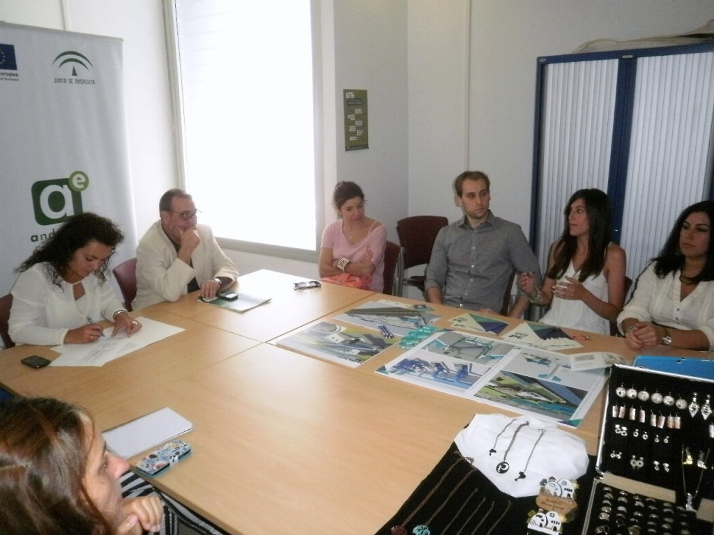 El delegado de Economía y la directora provincial de Andalucía Emprende en el encuentro mantenido con los promotores de los proyectos
