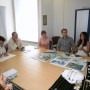 El delegado de Economía y la directora provincial de Andalucía Emprende en el encuentro mantenido con los promotores de los proyectos