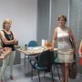 La directora gerente de Andalucía Emprende, Vanessa Bernad, y delegada territorial de Economía, Innovación, Ciencia y Empleo, Adriana Valverde, visitan una empresa creada por mujeres alojada en el CADE de Berja.