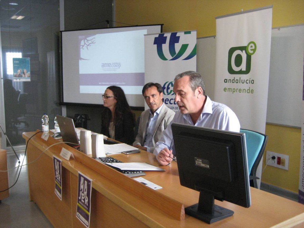De izquierda a derecha, Elena Aznar, coordinadora de Amecoop; José Manuel Miranda, delegado territorial de Economía; y J.Miguel Martínez, responsable de zona de Andalucía Emprende en la Bahía de Cádiz.