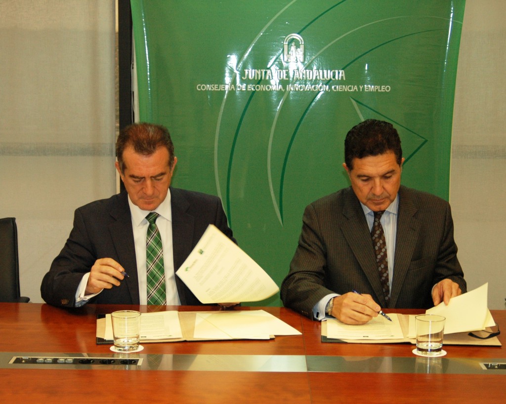 Llanes y García durante la firma del convenio