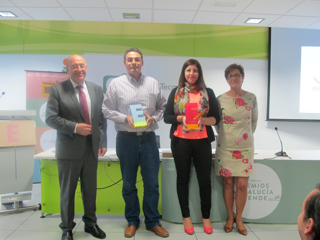 de izquierda a derecha, director provincial de Andalucía Emprende, representantes de Neurodigital y GCG Consultores y la delegada territorial de Economía, Innovación, Ciencia y Empleo.