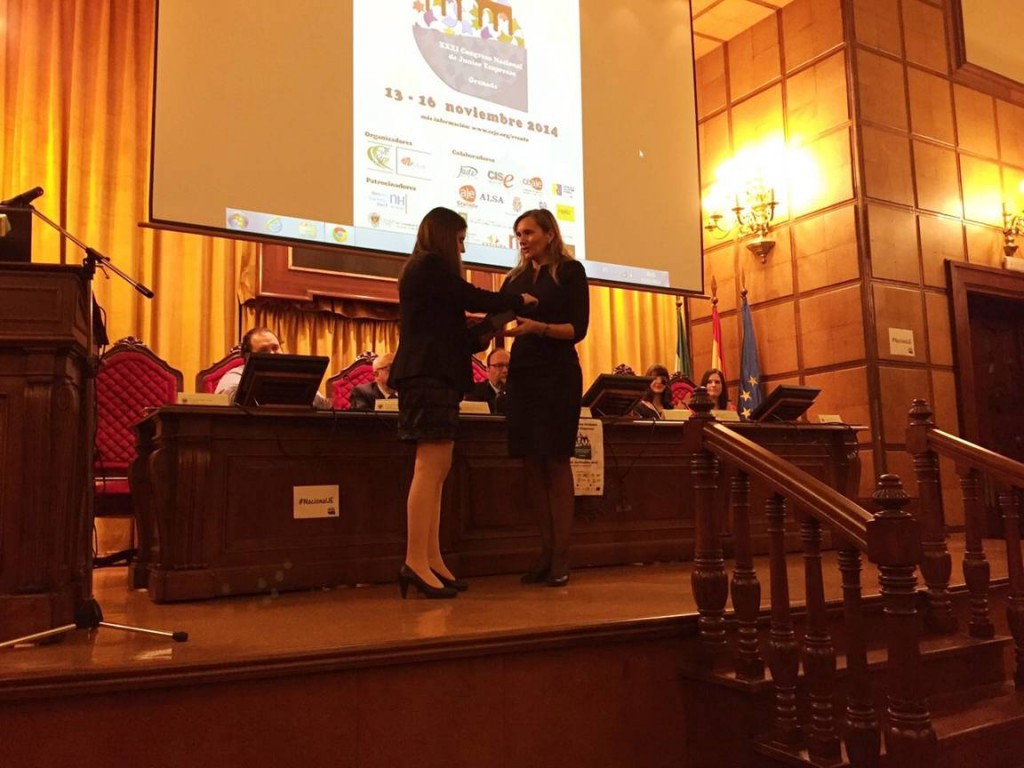 La directora gerente de Andalucía Emprende, Vanessa Bernad, recibiendo el premio