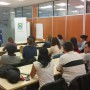 Una técnica del Centro de Apoyo al Desarrollo Empresarial (CADE) de la Cámara de Comercio explica la carta de servicios de Andalucía Emprende a alumnos del IES Los Ángeles