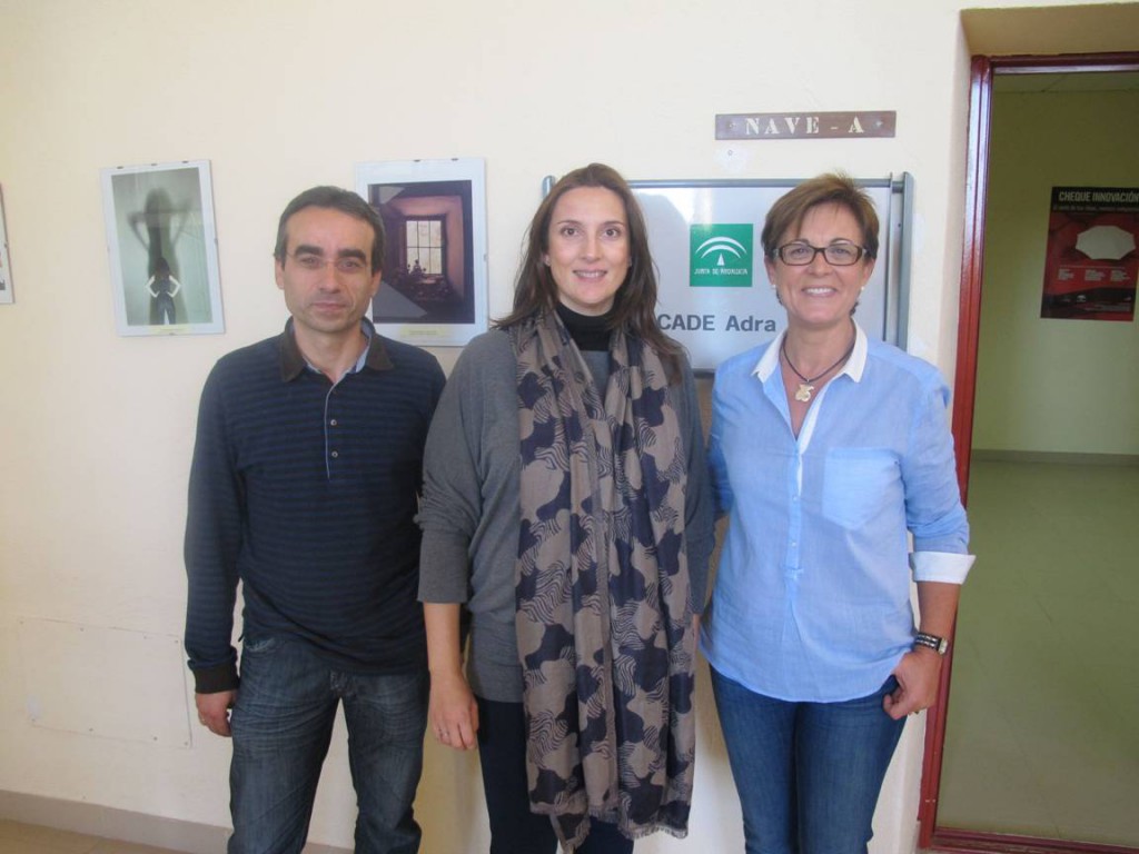 La delegada de Economía, Innovación, Ciencia y Empleo junto con un técnico del CADE abderitano y la empresaria Olga Sánchez.