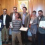 Foto de familia de ganadores y finalistas del certamen Vejer Emprende, acompañados por el delegado de Cádiz (arriba, a la izquierda) y el alcalde de Vejer, a su lado.
