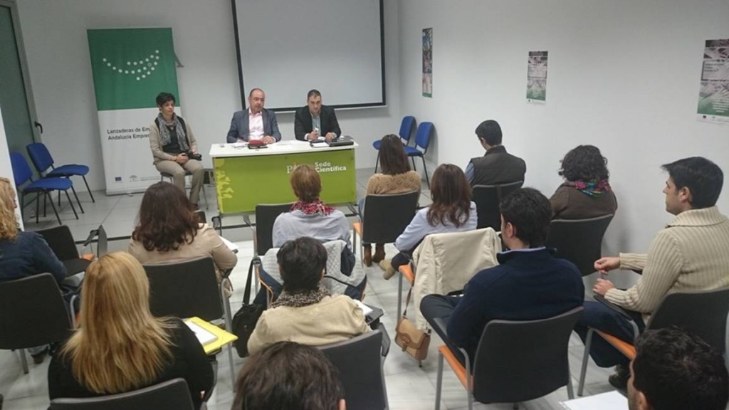 Los integrantes de la Lanzadera de Empleo de Almería durante el encuentro con representantes de la empresa ASCA.