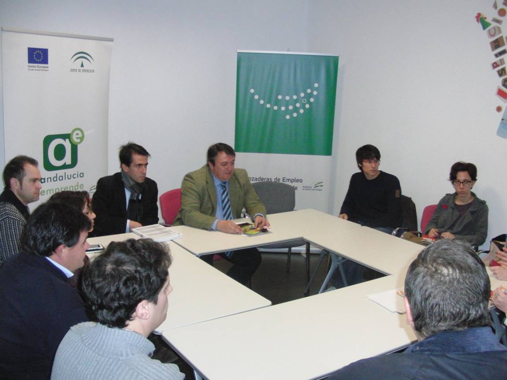 El delegado territorial de Economía, Eduardo Muñoz, durante el encuentro que ha mantenido con los responsables de las empresas alojadas en el CADE de Huelva