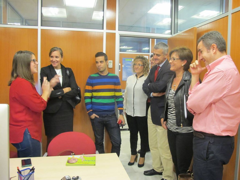 Visita de la delegada de Economía y la directora general de Andalucía Emprende a una empresa alojada en el CADE-Vivero de Empresas de Almería.
