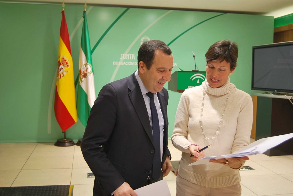 El delegado del Gobierno, José Luis Ruiz Espejo y la delegada de Economía, Innovación, Ciencia y Empleo, Marta Rueda,