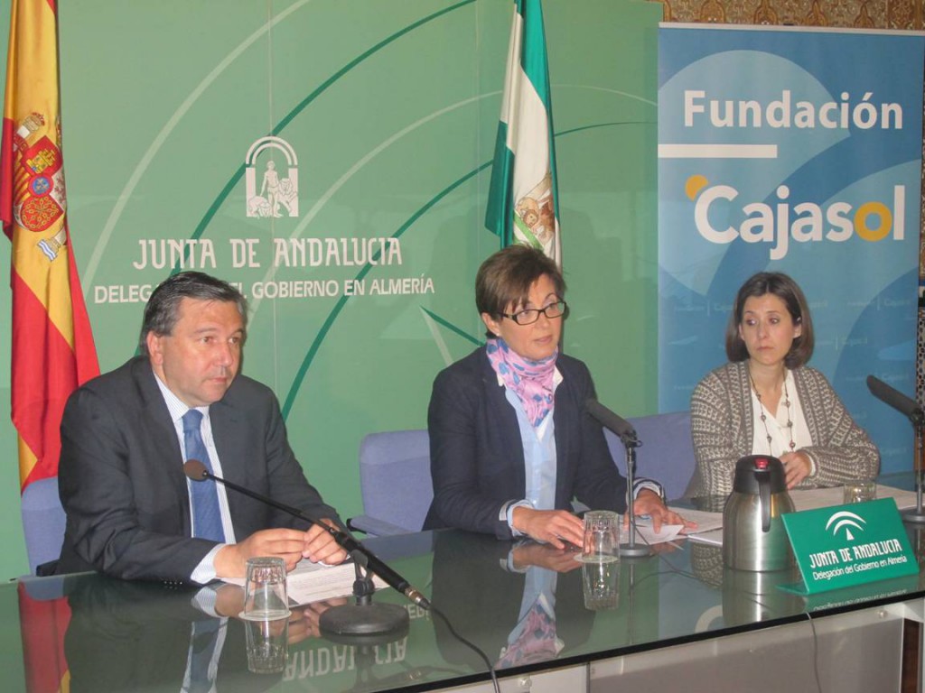 El director general del Instituto de Estudios Cajasol, la delegada de Economía y la jefa del Servicio de Estudios del Instituto Cajasol.