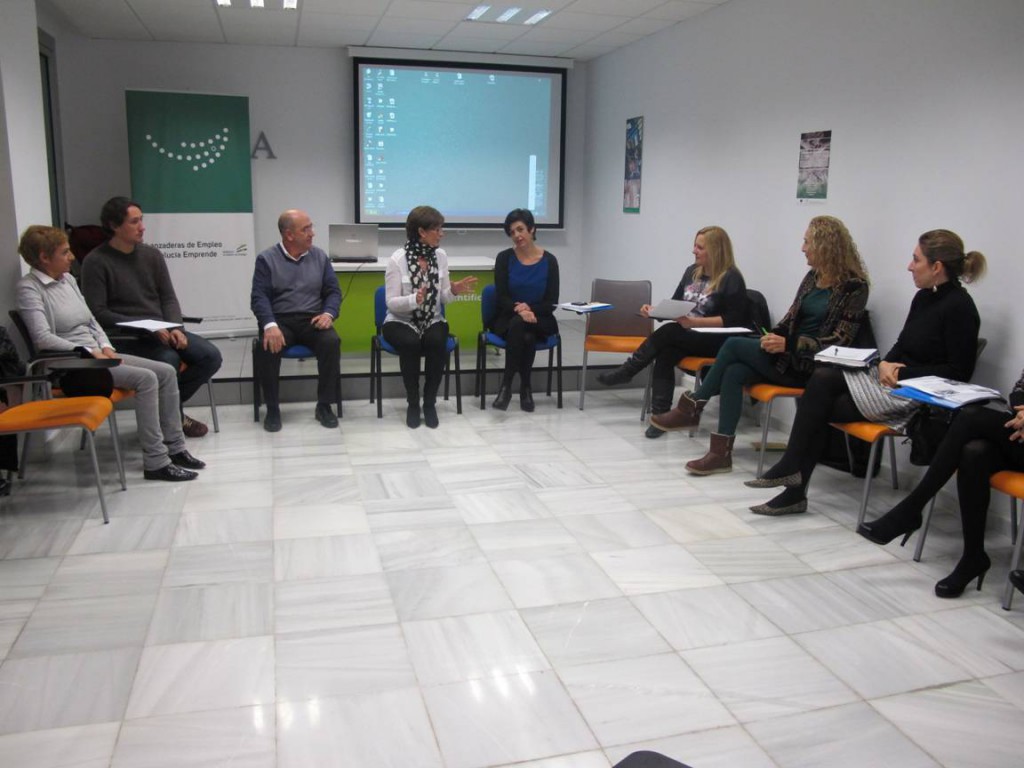 La delegada de Economía junto al director provincial de Andalucía Emprende y la coordinadora de la Lanzadera de Empleo, conversando con sus integrantes.