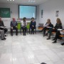 La delegada de Economía junto al director provincial de Andalucía Emprende y la coordinadora de la Lanzadera de Empleo, conversando con sus integrantes.