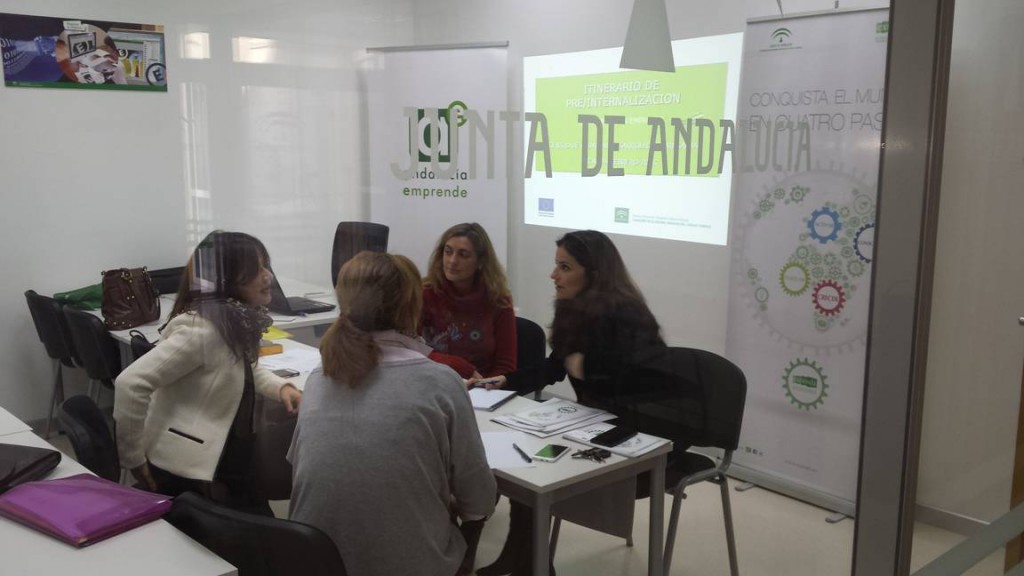 Personal técnico de Extenda y Andalucía Emprende durante una de las reuniones mantenidas con empresarios almerienses del Itinerario de Pre-Internacionalización.