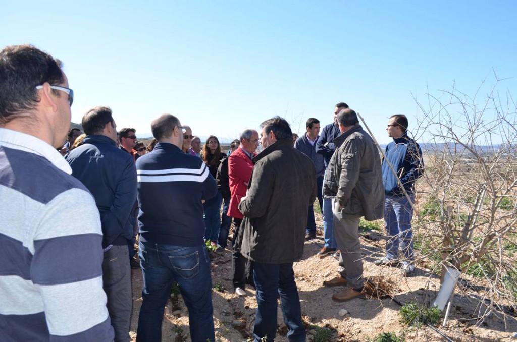 Un grupo de asistentes a la jornada sobre cultivos emergentes organizada por el CADE de Huércal-Overa visita una explotación agrícola en El Saltador