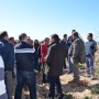 Un grupo de asistentes a la jornada sobre cultivos emergentes organizada por el CADE de Huércal-Overa visita una explotación agrícola en El Saltador