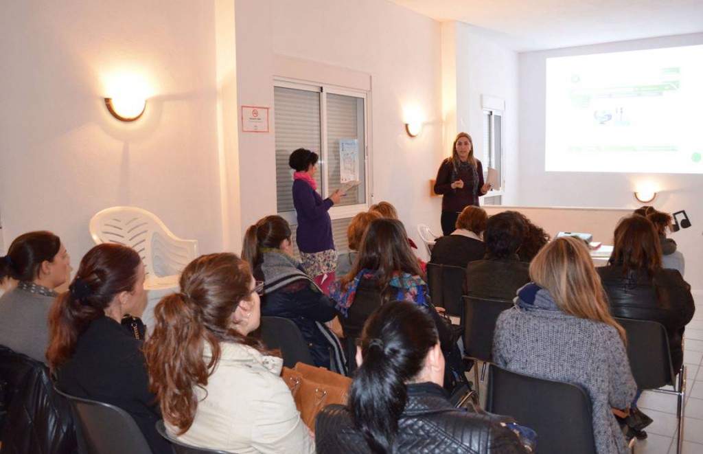 Asistentes a la jornada de difusión sobre 'Andalucía Emprende Coopera' organizada por el CADE de Huércal-Overa.