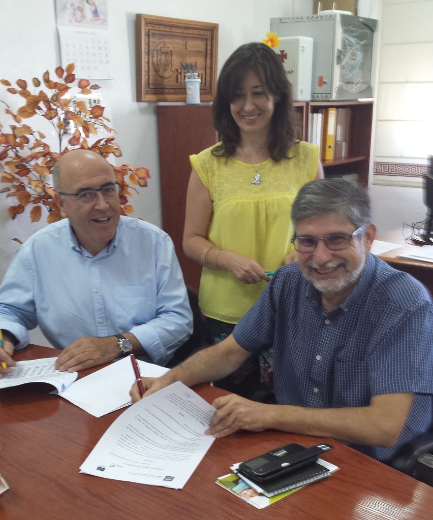 El director provincial de Andalucía Emprende, Juan José Bonilla, y el emprendedor Antonio García Carreño, firman el nuevo contrato de aloja-miento empresarial gratuito en el CADE de Laujar de Andarax, junto a una de sus técnicas.