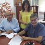 El director provincial de Andalucía Emprende, Juan José Bonilla, y el emprendedor Antonio García Carreño, firman el nuevo contrato de aloja-miento empresarial gratuito en el CADE de Laujar de Andarax, junto a una de sus técnicas.