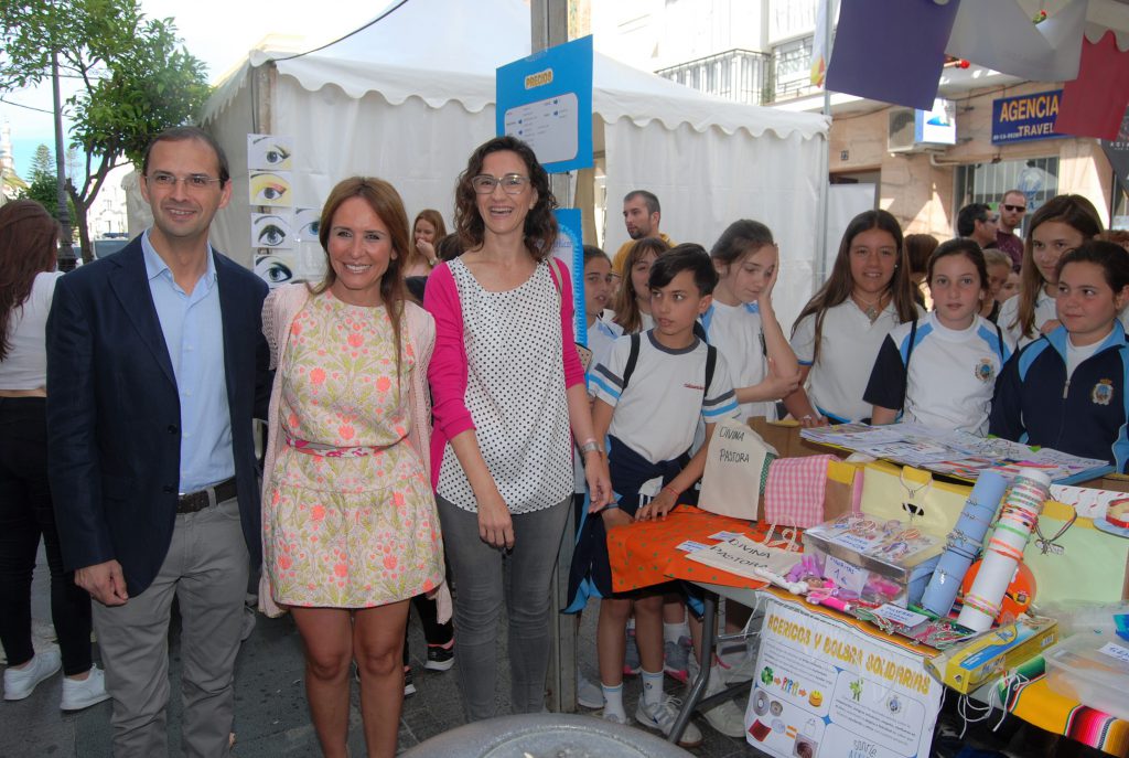 Autoridades durante su visita en la Feria de Emprendimiento en Sanlúcar (Cádiz)
