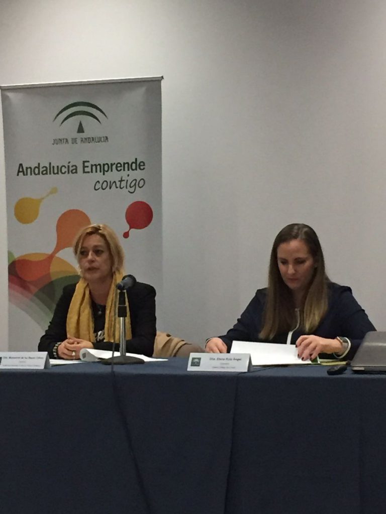 Montserrat Reyes, directora gerente de Andalucía Emprende, junto a Elena Ruiz, di-rectora del Instituto Andaluz de la Mujer, durante la inauguración de las jornadas hoy en Sevilla