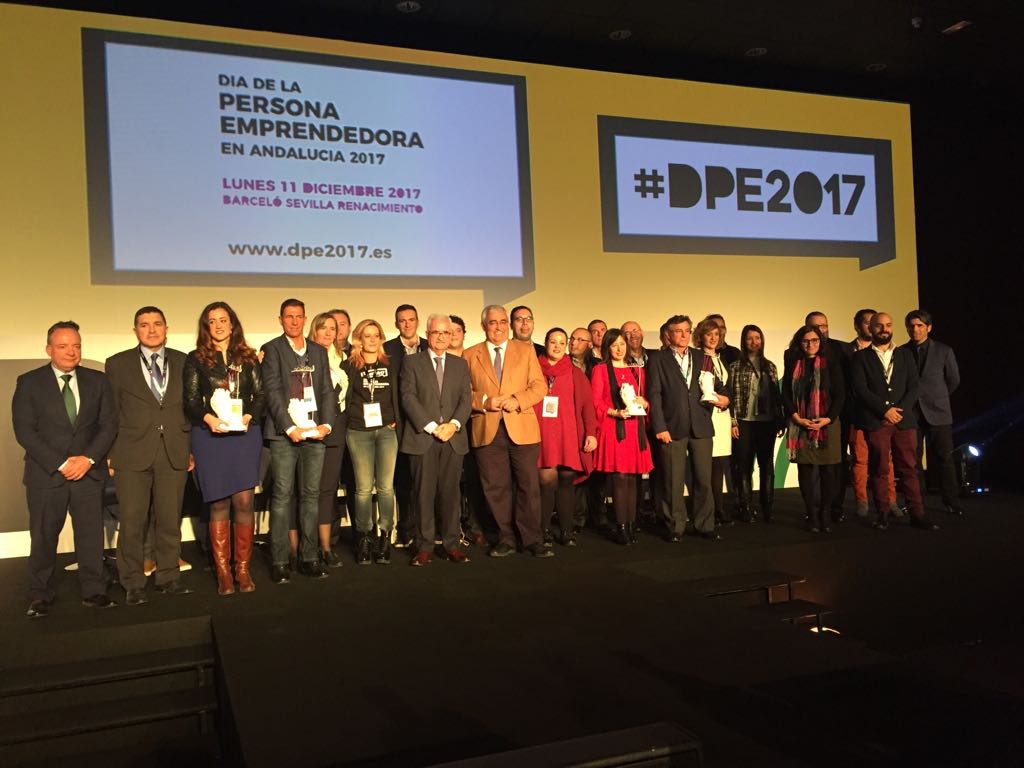 Foto de familia con representantes institucionales, menciones especiales, empresas ganadoras y participantes Premios Andalucía Emprende durante el Día de la Persona Emprendedora en Andalucía 2017