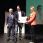 El director territorial de la Caixa, Juan Ignacio Zafra, y la directora gerente de Andalucía Emprende, Montserrat de los Reyes, entregan el premio Emprendedor XXI Andalucía 2016 a Regemat 3D