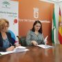 La directora gerente de Andalucía Emprende, Montserrat Reyes, y la alcaldesa del Ayuntamiento de Espartinas, Olga Hervás, durante la firma del convenio