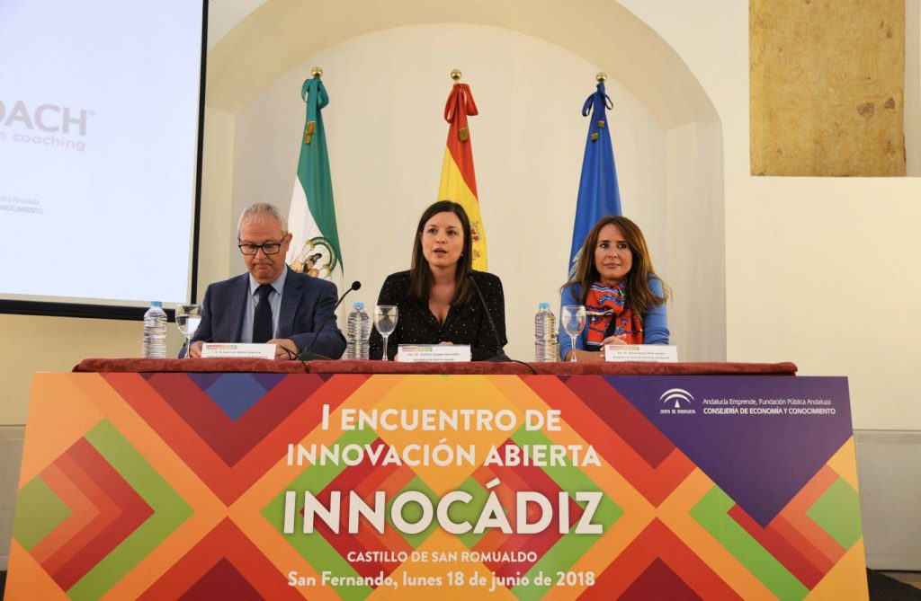 El delegado del Gobierno de la Junta de Andalucía en Cádiz, Juan Luis Belizón, acompañado por la alcaldesa isleña, Patricia Cavada, y la delegada territorial de Economía, Innovación, Ciencia y Empleo, Gema Pérez