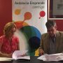 La directora gerente de Andalucía Emprende, Montserrat Reyes, y el presidente de AFCAN, Carlos García Espinosa, durante la firma del convenio
