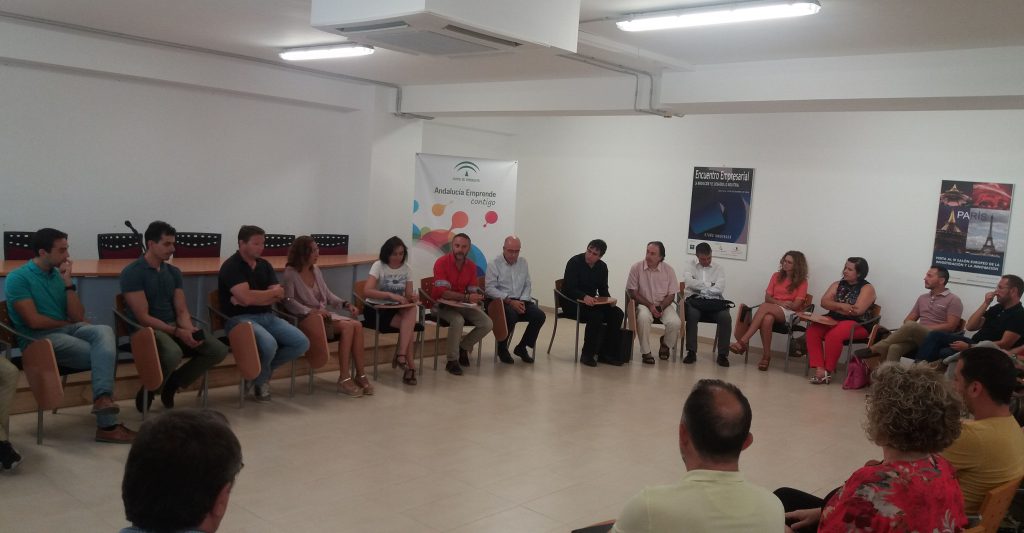 Durante un momento de la reunión en el CADE de Almería
