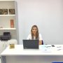 La emprendedora Carmen Cruz en su despacho gratuito del CADE de Olula del Río (Almería)