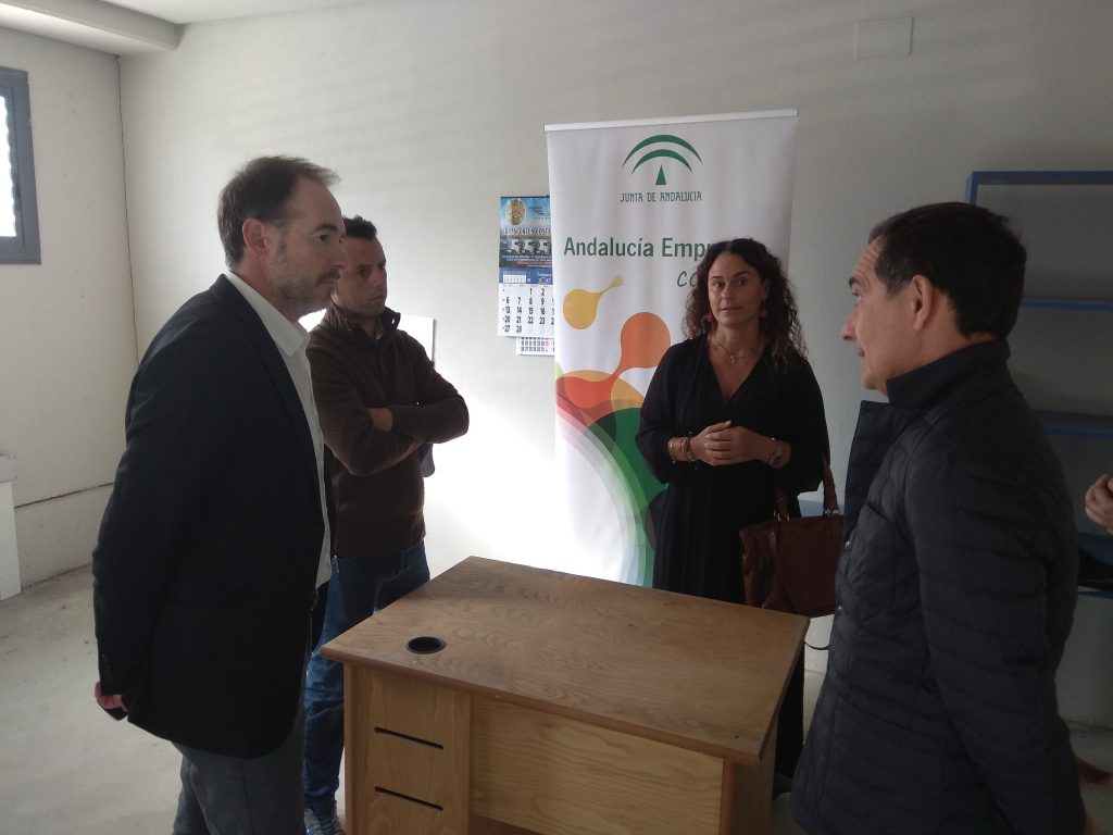 El delegado territorial de Conocimiento y Empleo, Manuel Ceada junto a la directora provincial de Andalucía Emprende en Huelva, Adela de Mora, durante la visita a las instalaciones