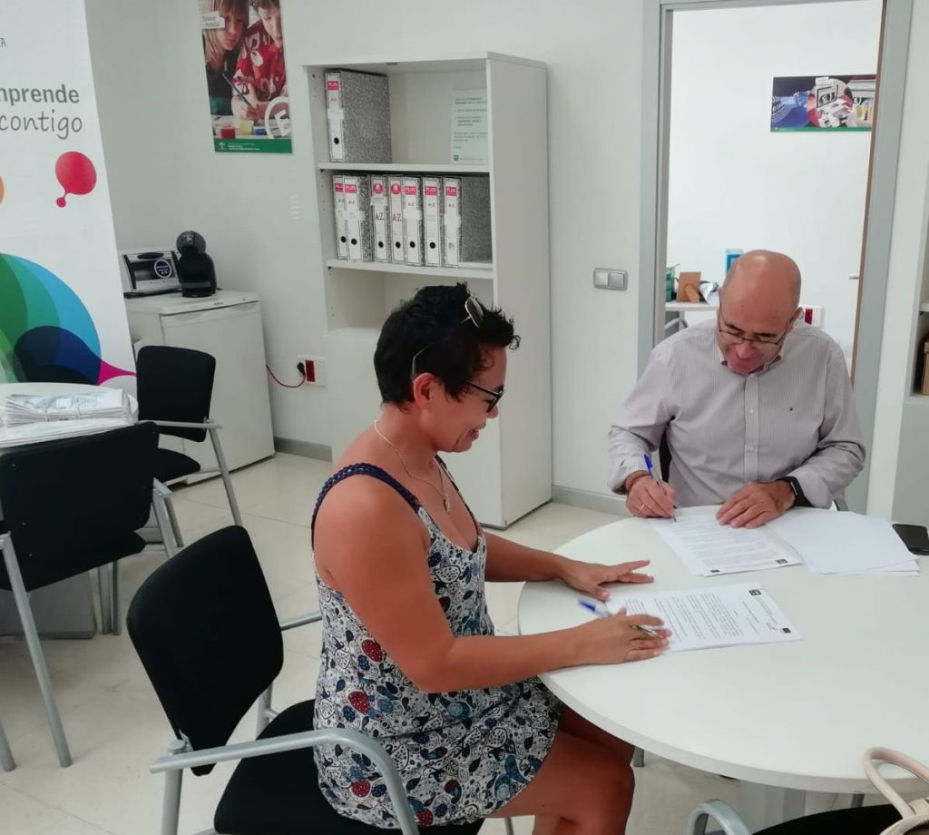 María de los Ángeles Martín firma su contrato de alojamiento empresarial