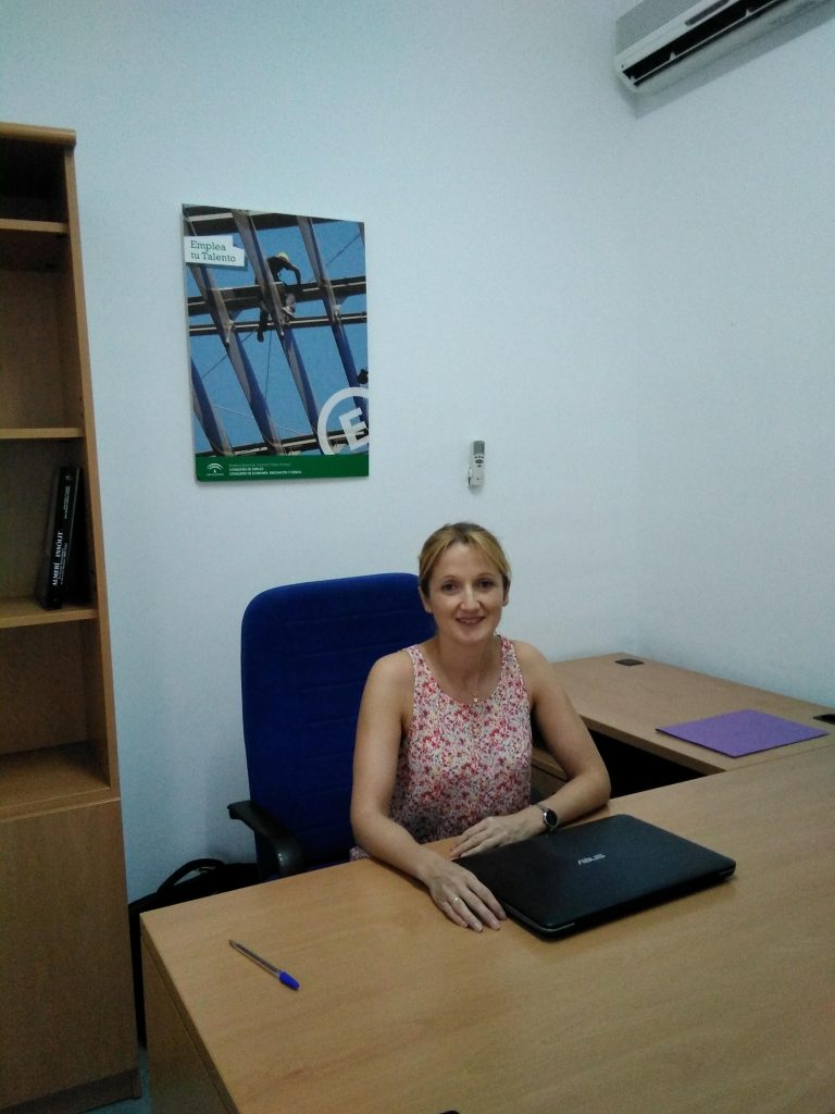 Isabel Sola, la nueva emprendedora alojada en el CADE de Zurgena, en su despacho