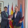 El director general de Andalucía Emprende y el rector de la UNIA durante la firma del convenio de colaboración
