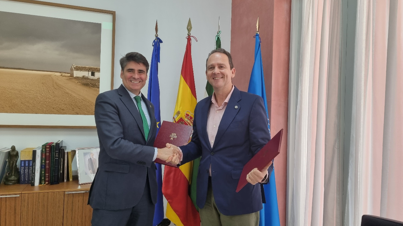 El director general de Andalucía Emprende y el rector de la UNIA durante la firma del convenio de colaboración
